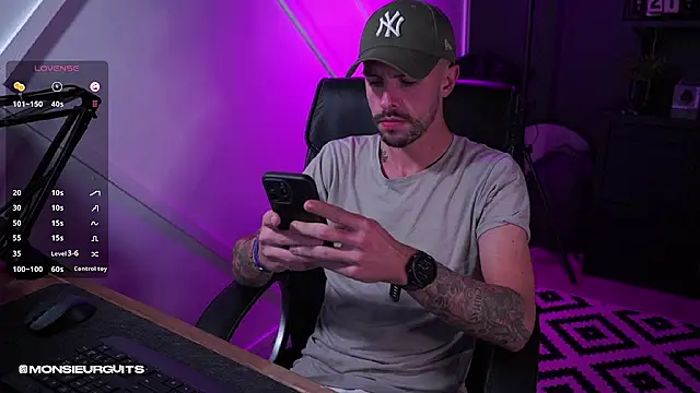 Snapshot of monsieurguitsxxx chatting on 11/09/25, 06:17 monsieurguitsxxx online show from 11/09/25, 06:17