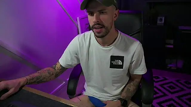 Snapshot of monsieurguitsxxx chatting on 11/15/25, 03:52 monsieurguitsxxx online show from 11/15/25, 03:52