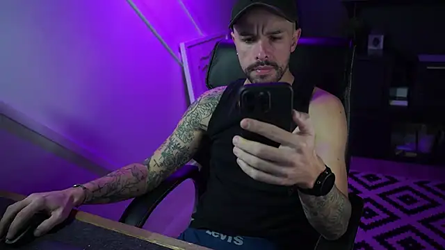 Snapshot of monsieurguitsxxx chatting on 11/16/25, 02:11 monsieurguitsxxx online show from 11/16/25, 02:11