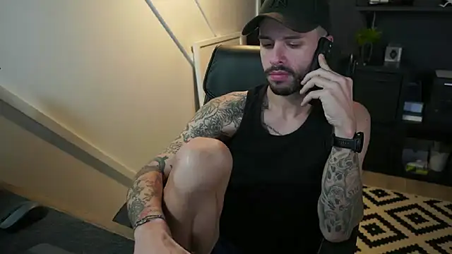 Snapshot of monsieurguitsxxx chatting on 11/17/25, 10:32 monsieurguitsxxx online show from 11/17/25, 10:32