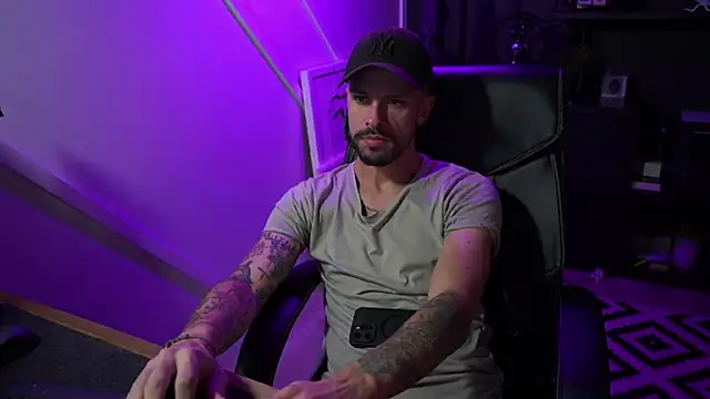 Snapshot of monsieurguitsxxx chatting on 11/19/25, 01:38 monsieurguitsxxx online show from 11/19/25, 01:38