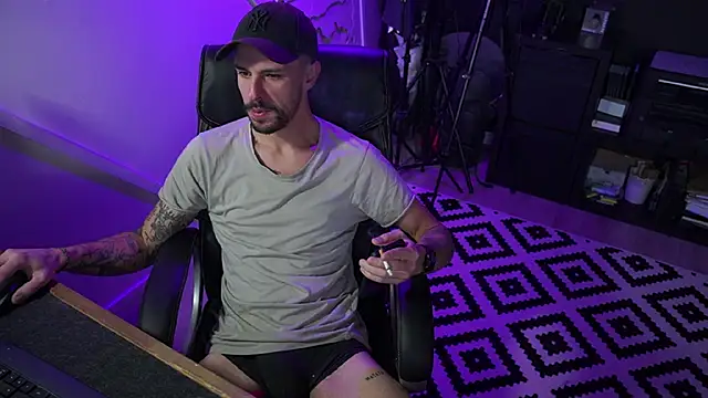 Snapshot of monsieurguitsxxx chatting on 11/20/25, 01:11 monsieurguitsxxx online show from 11/20/25, 01:11