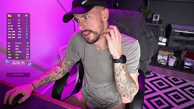 Snapshot of monsieurguitsxxx chatting on 12/16/25, 01:27 monsieurguitsxxx online show from 12/16/25, 01:27