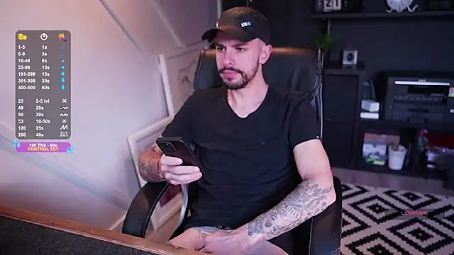 Snapshot of monsieurguitsxxx chatting on 12/22/25, 01:19 monsieurguitsxxx online show from 12/22/25, 01:19