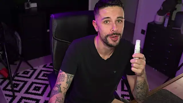 Snapshot of monsieurguitsxxx chatting on 01/06/26, 05:16 monsieurguitsxxx online show from 01/06/26, 05:16