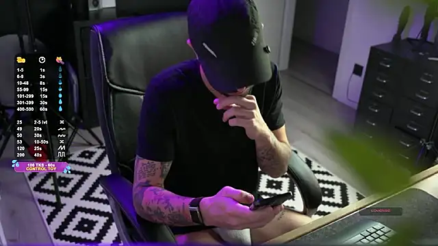 Snapshot of monsieurguitsxxx chatting on 01/11/26, 01:38 monsieurguitsxxx online show from 01/11/26, 01:38