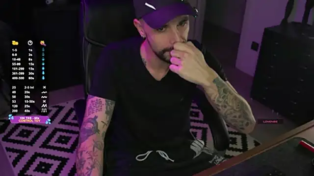 Snapshot of monsieurguitsxxx chatting on 01/14/26, 04:12 monsieurguitsxxx online show from 01/14/26, 04:12