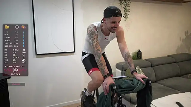 Snapshot of monsieurguitsxxx chatting on 02/14/26, 04:04 monsieurguitsxxx online show from 02/14/26, 04:04