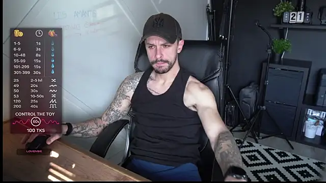 Snapshot of monsieurguitsxxx chatting on 02/26/26, 01:32 monsieurguitsxxx online show from 02/26/26, 01:32