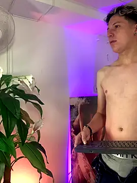 Snapshot of SsexCouplee chatting on 11/11/25, 11:43 SsexCouplee online show from 11/11/25, 11:43