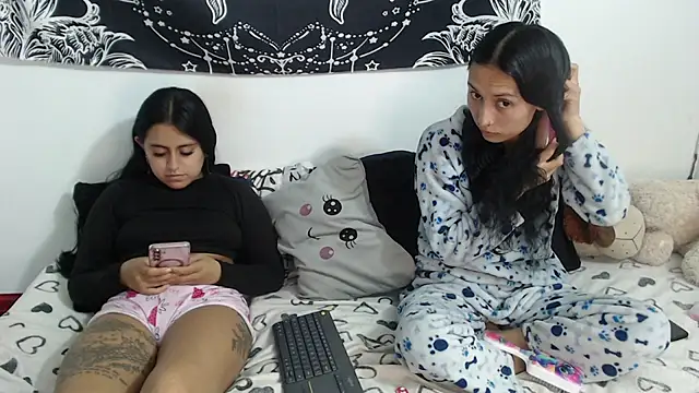 Snapshot of abby_n_emily chatting on 04/29/26, 01:32 abby n emily online show from 04/29/26, 01:32