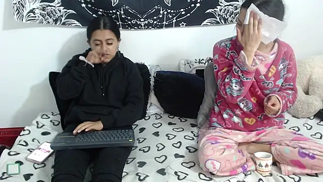 Snapshot of abby_n_emily chatting on 05/16/26, 01:21 abby n emily online show from 05/16/26, 01:21