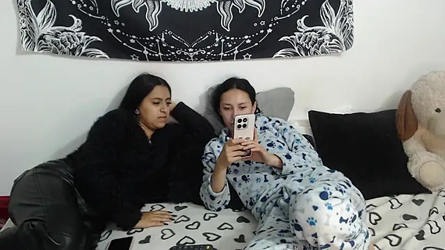 Snapshot of abby_n_emily chatting on 05/19/26, 01:28 abby n emily online show from 05/19/26, 01:28