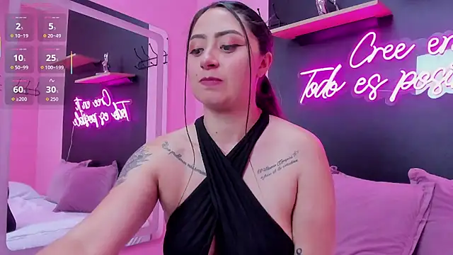 Snapshot of JuliethCruz_ chatting on 10/24/25, 05:42 JuliethCruz online show from 10/24/25, 05:42