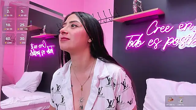 Snapshot of JuliethCruz_ chatting on 10/30/25, 05:13 JuliethCruz online show from 10/30/25, 05:13