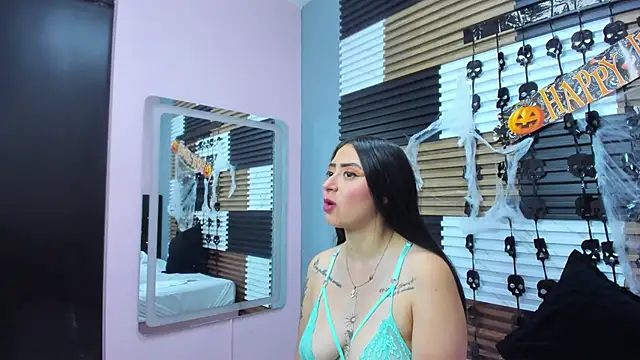 Snapshot of JuliethCruz_ chatting on 11/02/25, 01:24 JuliethCruz online show from 11/02/25, 01:24