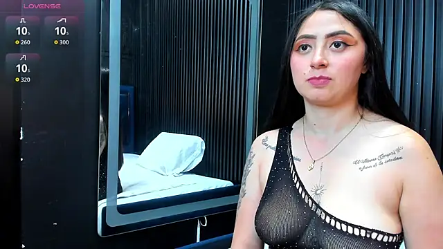 Snapshot of JuliethCruz_ chatting on 11/05/25, 05:02 JuliethCruz online show from 11/05/25, 05:02