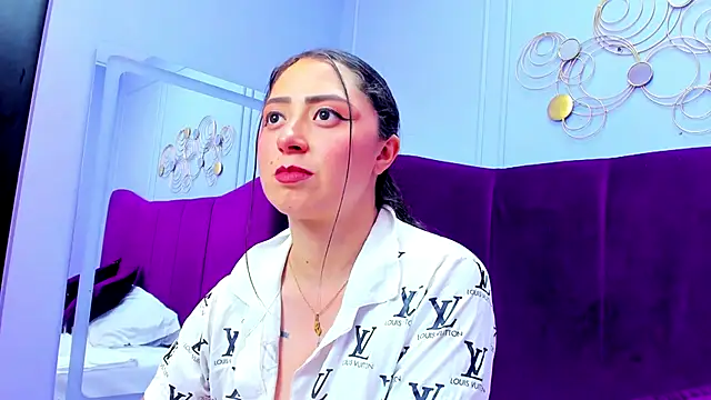 Snapshot of JuliethCruz_ chatting on 11/15/25, 05:31 JuliethCruz online show from 11/15/25, 05:31