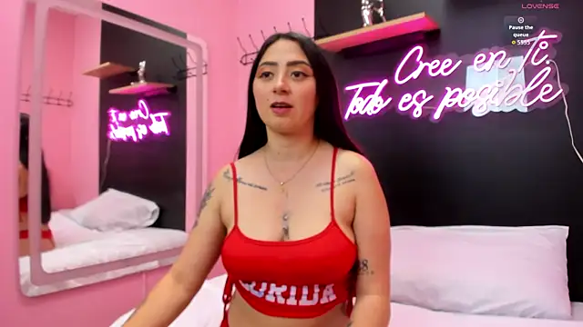 Snapshot of JuliethCruz_ chatting on 11/19/25, 05:02 JuliethCruz online show from 11/19/25, 05:02