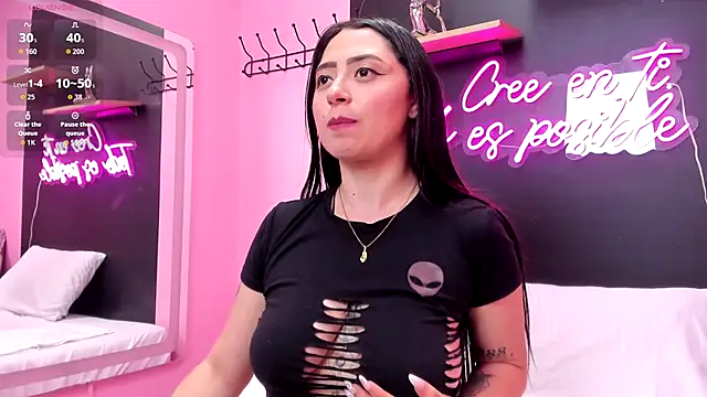 Snapshot of JuliethCruz_ chatting on 12/14/25, 03:17 JuliethCruz online show from 12/14/25, 03:17