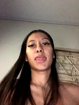 Snapshot of santosz83 chatting on 10/21/25, 04:35 santosz83 online show from 10/21/25, 04:35