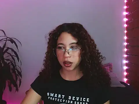 Snapshot of Medussa3033 chatting on 11/06/25, 02:45 Medussa3033 online show from 11/06/25, 02:45