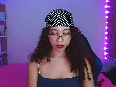 Snapshot of Medussa3033 chatting on 12/14/25, 03:23 Medussa3033 online show from 12/14/25, 03:23