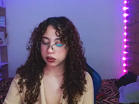 Snapshot of Medussa3033 chatting on 12/21/25, 03:35 Medussa3033 online show from 12/21/25, 03:35