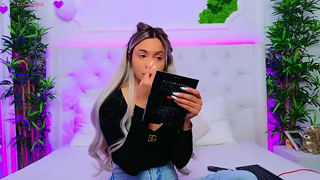 Snapshot of AriannaSins chatting on 11/05/25, 02:28 AriannaSins online show from 11/05/25, 02:28