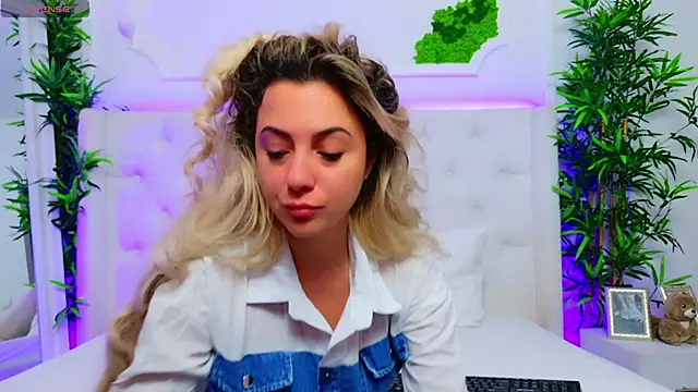 Snapshot of AriannaSins chatting on 11/14/25, 01:32 AriannaSins online show from 11/14/25, 01:32