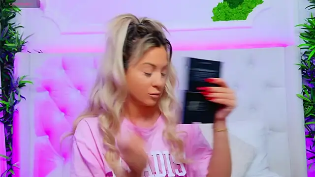 Snapshot of AriannaSins chatting on 11/17/25, 01:06 AriannaSins online show from 11/17/25, 01:06