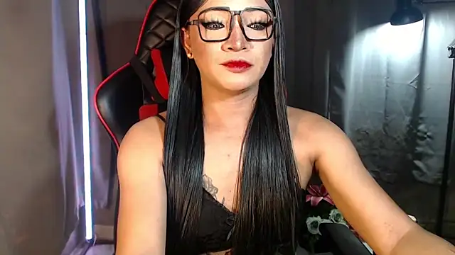 Snapshot of smokeprincess chatting on 12/15/25, 04:11 smokeprincess online show from 12/15/25, 04:11