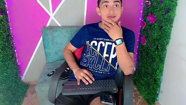 Snapshot of Ruiz2416 chatting on 10/17/25, 11:24 Ruiz2416 online show from 10/17/25, 11:24