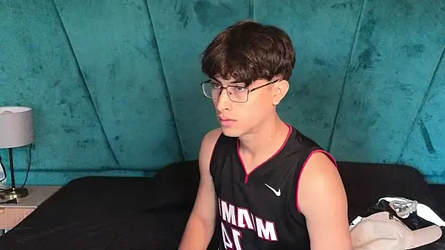 Aaron Eze online show from 04/09/26, 02:11