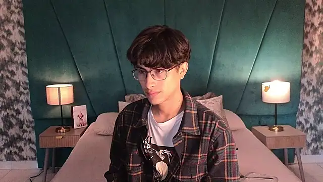 Snapshot of Aaron_Eze chatting on 05/15/26, 12:56 Aaron Eze online show from 05/15/26, 12:56