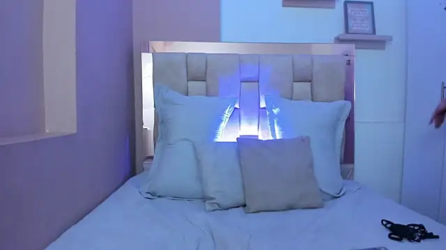 Eviiece online show from 10/31/25, 03:29