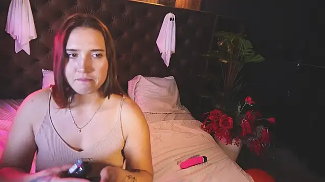 Snapshot of AmiraChase chatting on 10/27/25, 01:37 AmiraChase online show from 10/27/25, 01:37