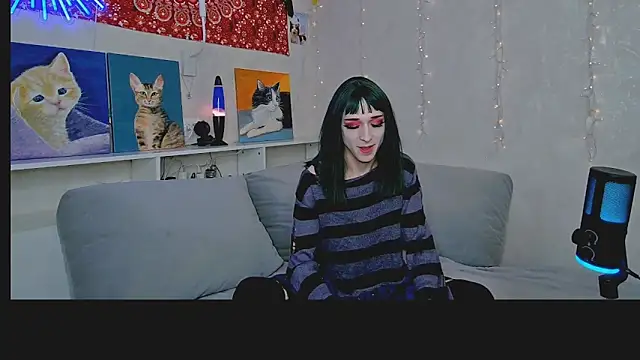 Snapshot of whoalexxa chatting on 11/17/25, 12:22 whoalexxa online show from 11/17/25, 12:22