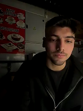 Snapshot of emir343475 chatting on 11/13/25, 04:28 emir343475 online show from 11/13/25, 04:28