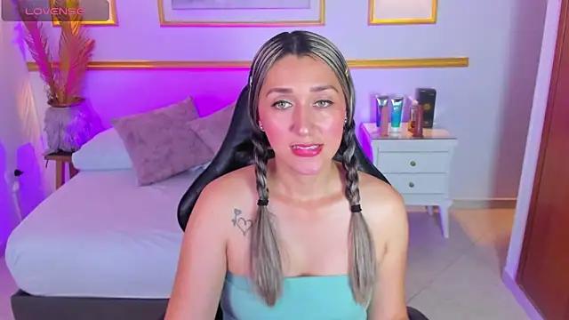 Snapshot of karlyy_ chatting on 11/04/25, 07:24 karlyy online show from 11/04/25, 07:24