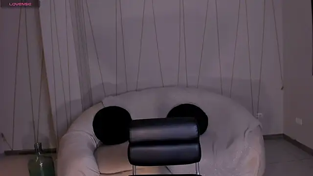 Snapshot of AnnieMonroe1 chatting on 11/08/25, 11:43 AnnieMonroe1 online show from 11/08/25, 11:43