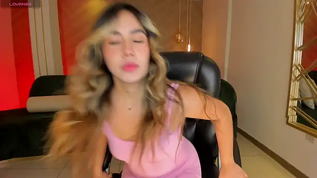 Snapshot of AnnieMonroe1 chatting on 11/18/25, 07:18 AnnieMonroe1 online show from 11/18/25, 07:18