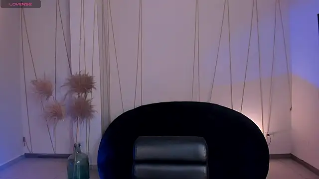 Snapshot of AnnieMonroe1 chatting on 12/14/25, 01:05 AnnieMonroe1 online show from 12/14/25, 01:05