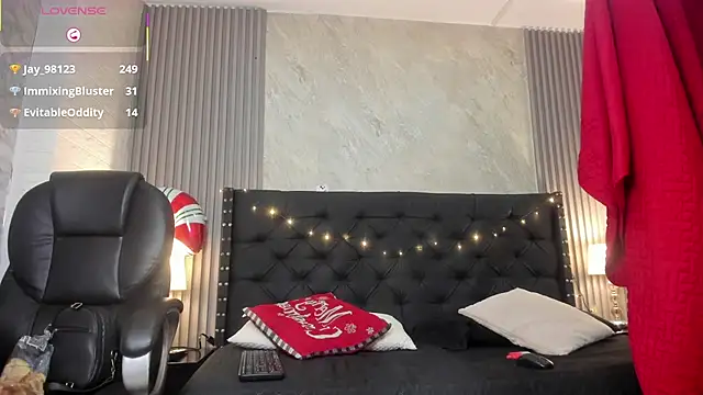 camila  bouzas online show from 12/17/25, 07:42