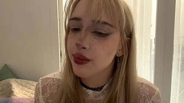Milkmoriee online show from 10/19/25, 04:29