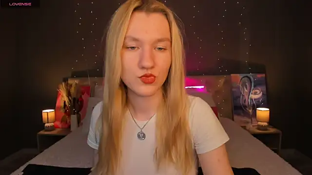 Snapshot of LinaRayy chatting on 10/23/25, 08:57 LinaRayy online show from 10/23/25, 08:57