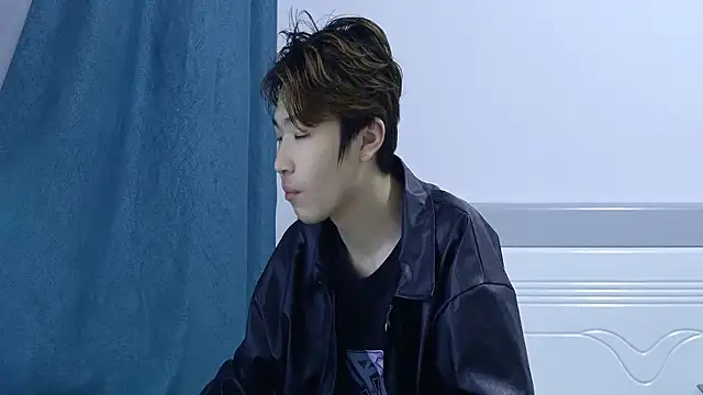 Snapshot of Stuffy-111 chatting on 04/07/26, 09:32 Stuffy-111 online show from 04/07/26, 09:32