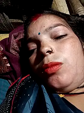 Snapshot of M-MAYA chatting on 11/13/25, 04:39 M-MAYA online show from 11/13/25, 04:39