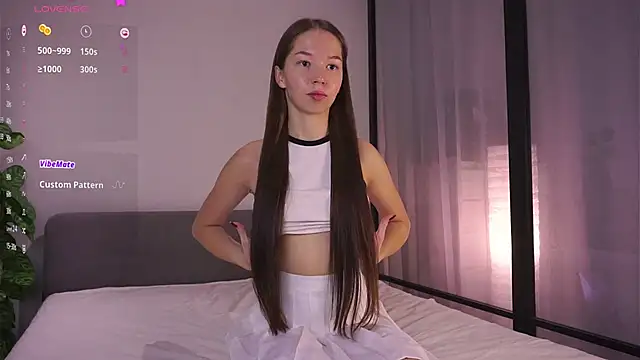 Snapshot of MayaHjelm chatting on 10/25/25, 05:37 MayaHjelm online show from 10/25/25, 05:37