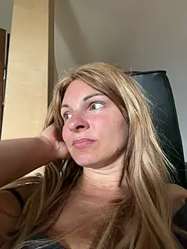 kinkysarahx online show from 08/03/26, 10:21